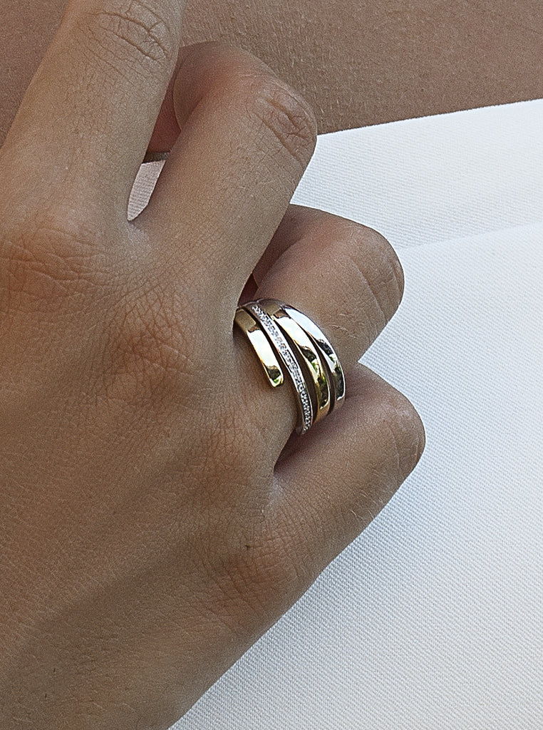 Two-tone linked silver ring with cubic zirconia design