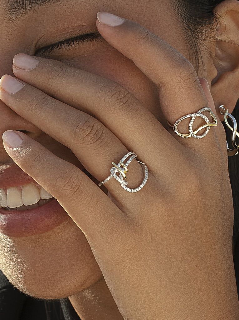 Anillo original bicolor de plata con circonitas