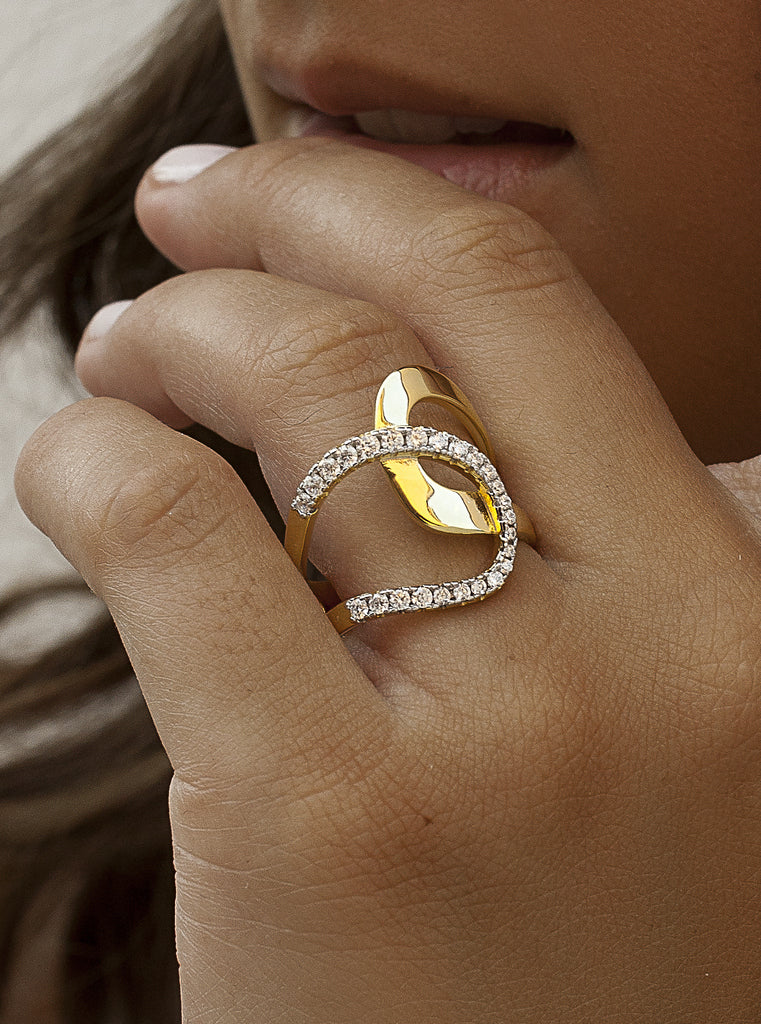 Anillo bicolor de plata con circonitas diseño sobrepuesto