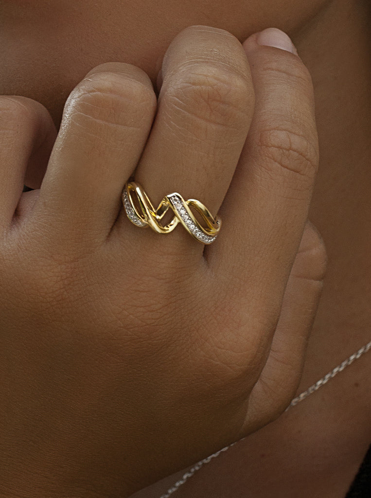Anillo bicolor de plata con circonitas diseño espiral