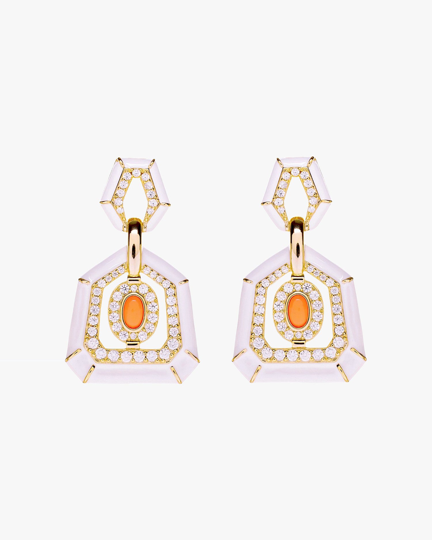 Pendientes de plata bañada en oro con esmalte blanco y piedra coral