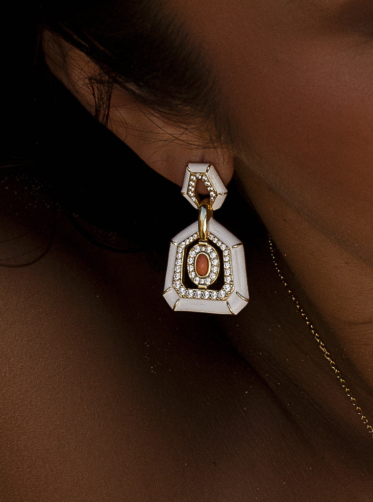 Pendientes de plata bañada en oro con esmalte blanco y piedra coral