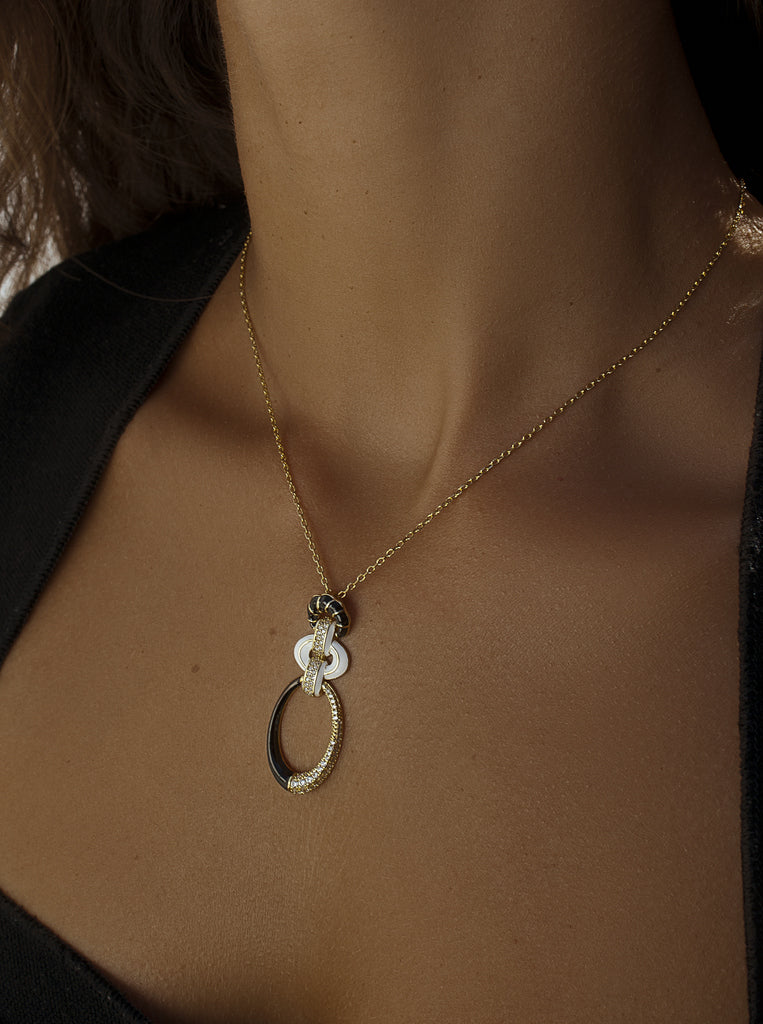 Collar de plata con colgante esmaltado blanco y negro