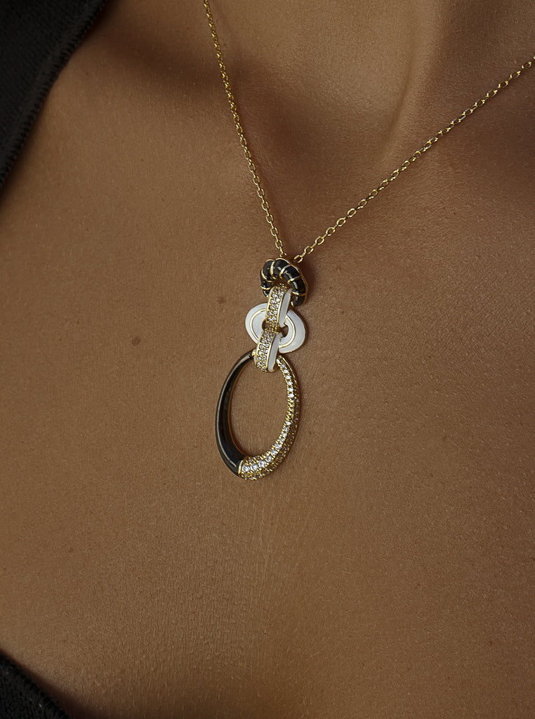 Collar de plata con colgante esmaltado blanco y negro