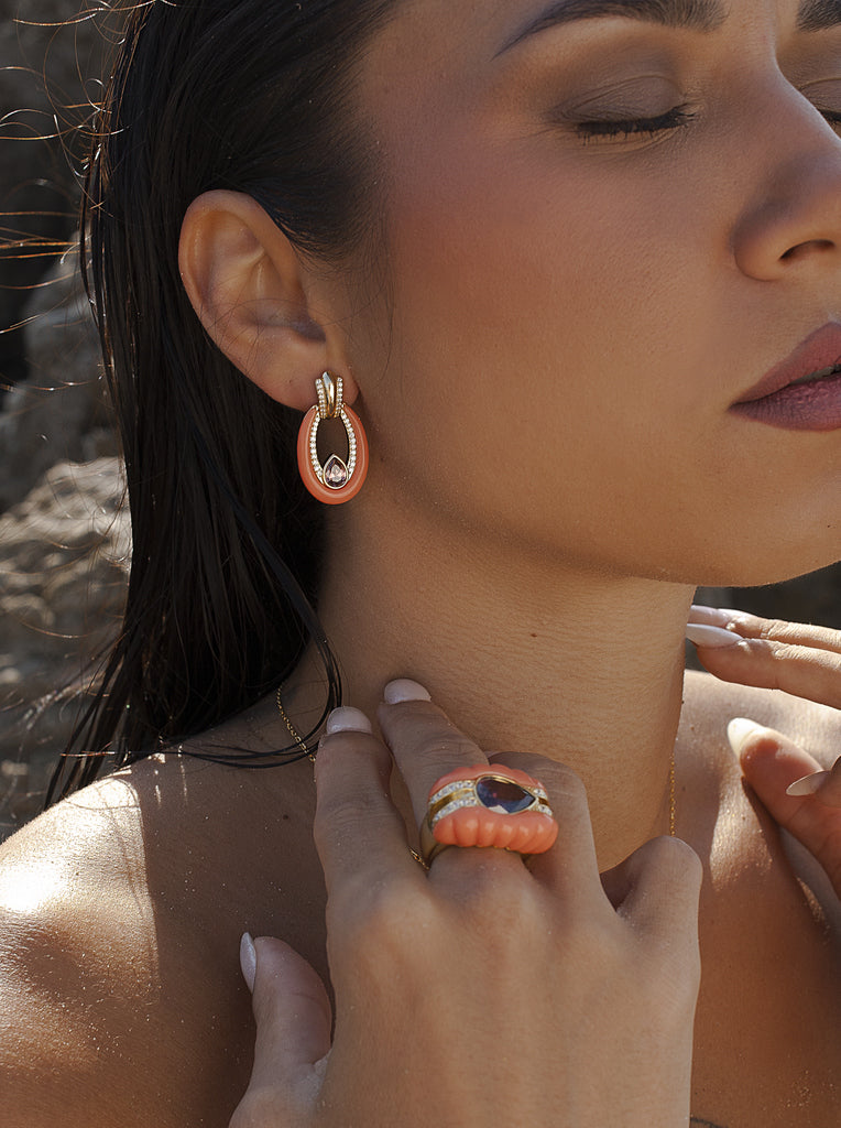 Boucles d'oreilles goutte en argent plaqué or avec émail corail