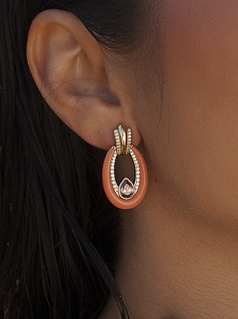 Boucles d'oreilles goutte en argent plaqué or avec émail corail