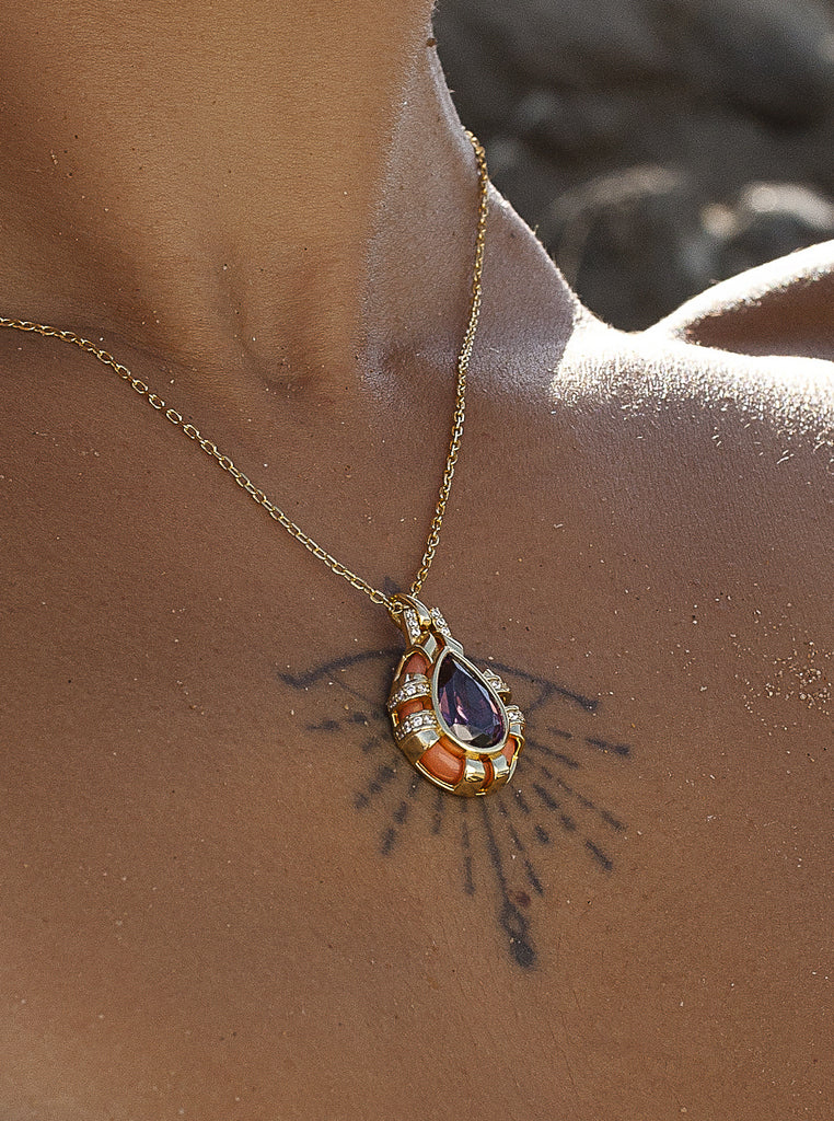 Pendentif goutte en argent plaqué or et émail corail