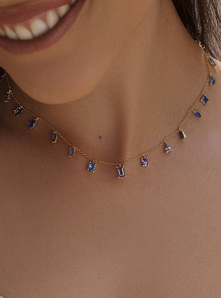 Collar lluvia azul & violeta en plata bañada en oro con piedras colgantes