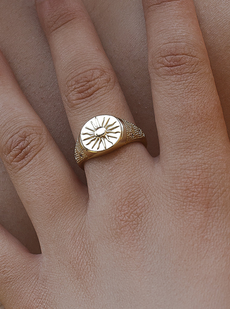 Anillo sello sol radiante en plata bañada en oro con grabado y circonitas