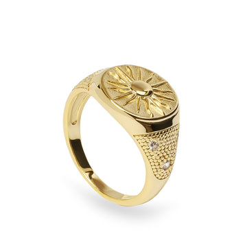 Anillo sello sol radiante en plata bañada en oro con grabado y circonitas