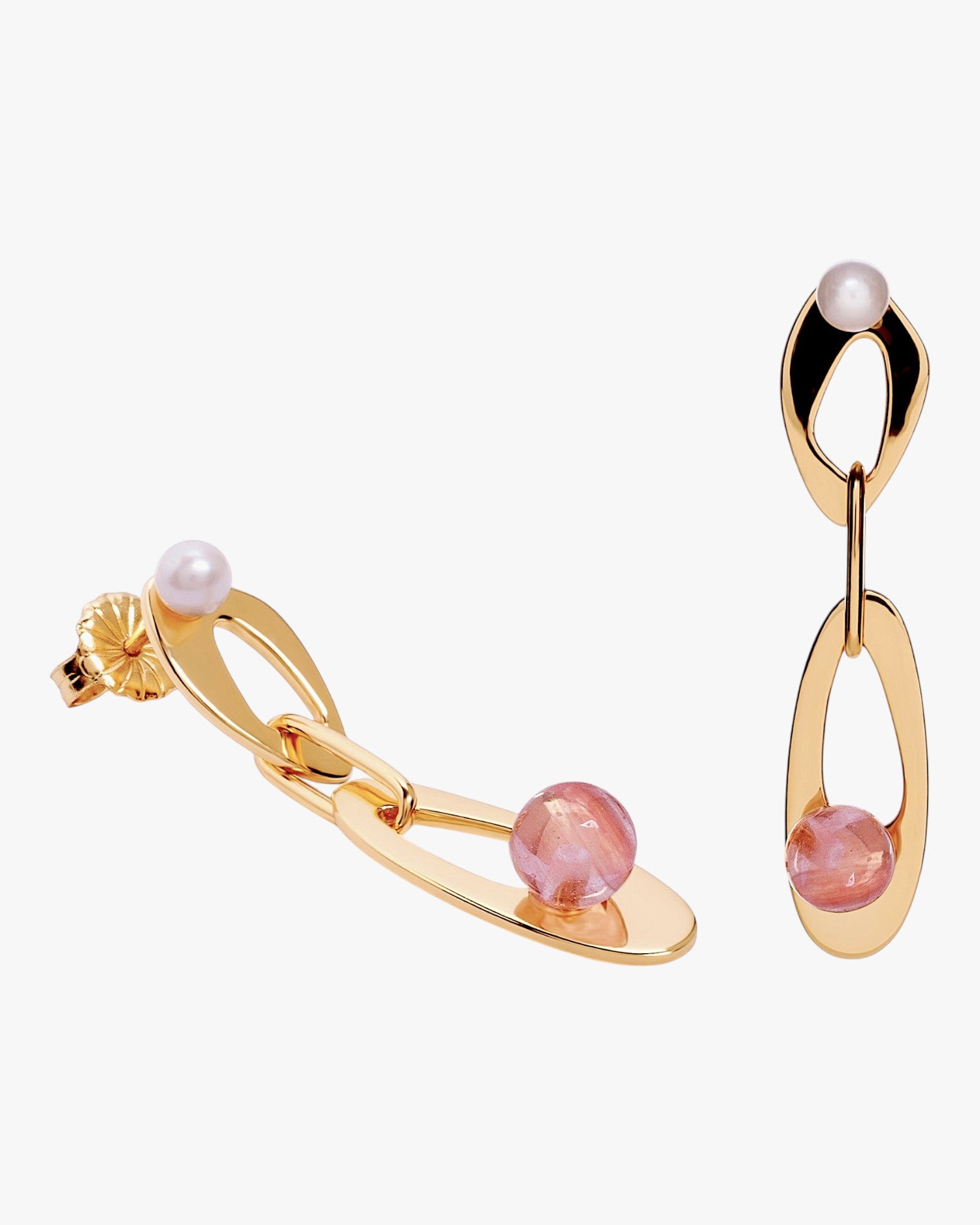 Pendientes largos dorados con perla y piedra coral/rosa