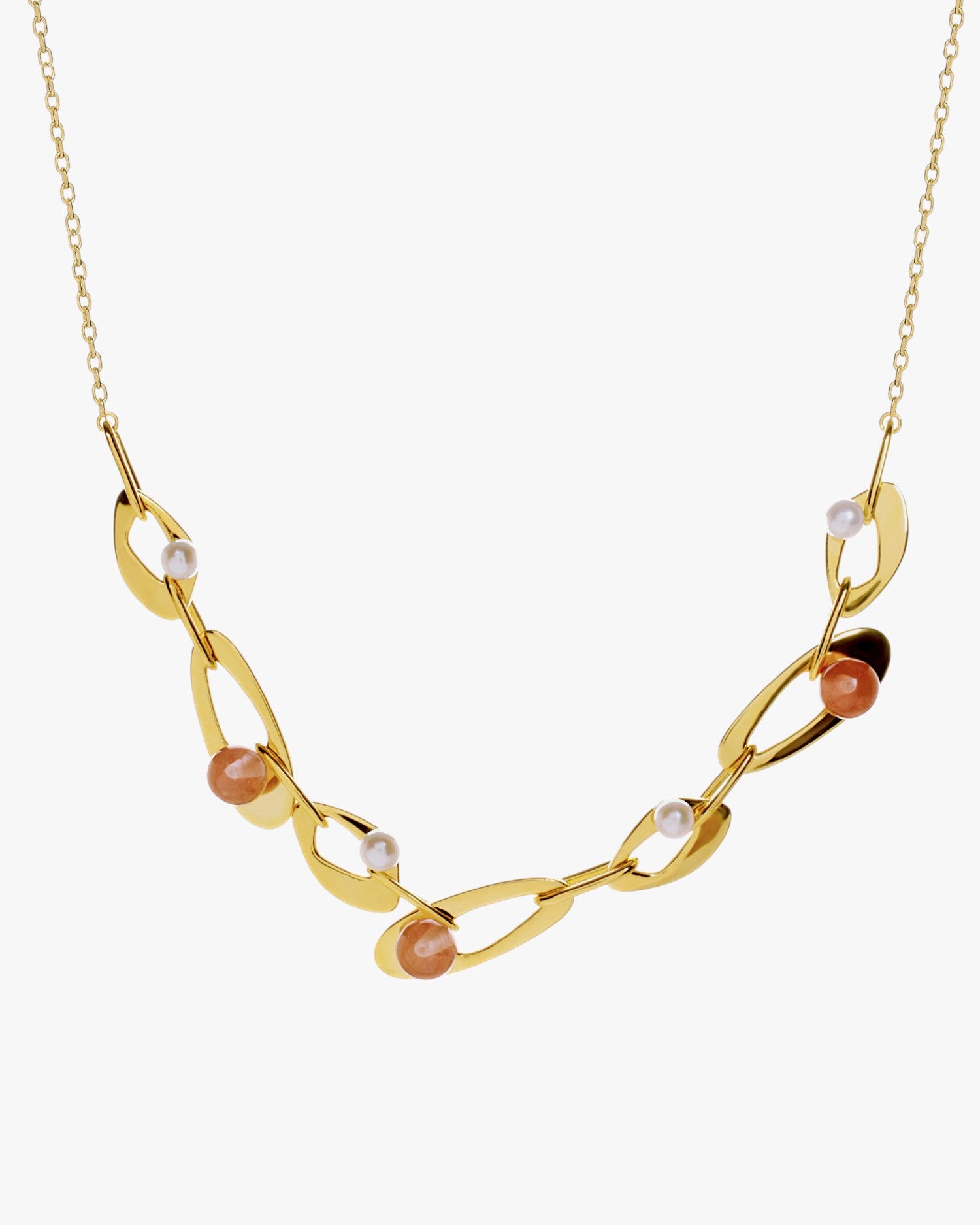 Collar dorado de eslabones con perlas y piedras coral