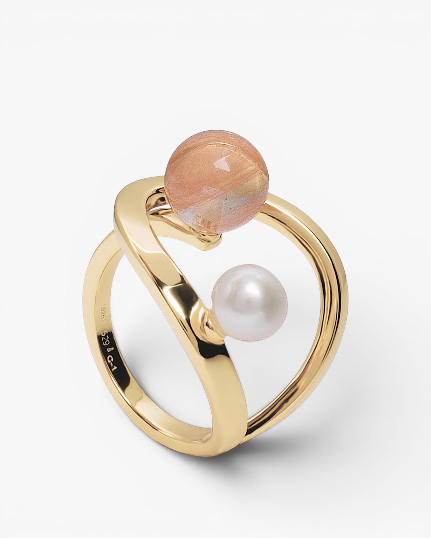 Anillo abierto dorado con perla y piedra coral/rosa