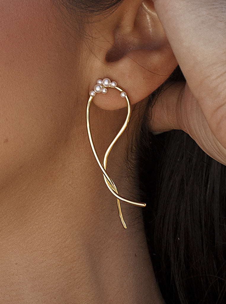 Pendientes originales de plata bañado en oro diseño entrelazado con mini perlas