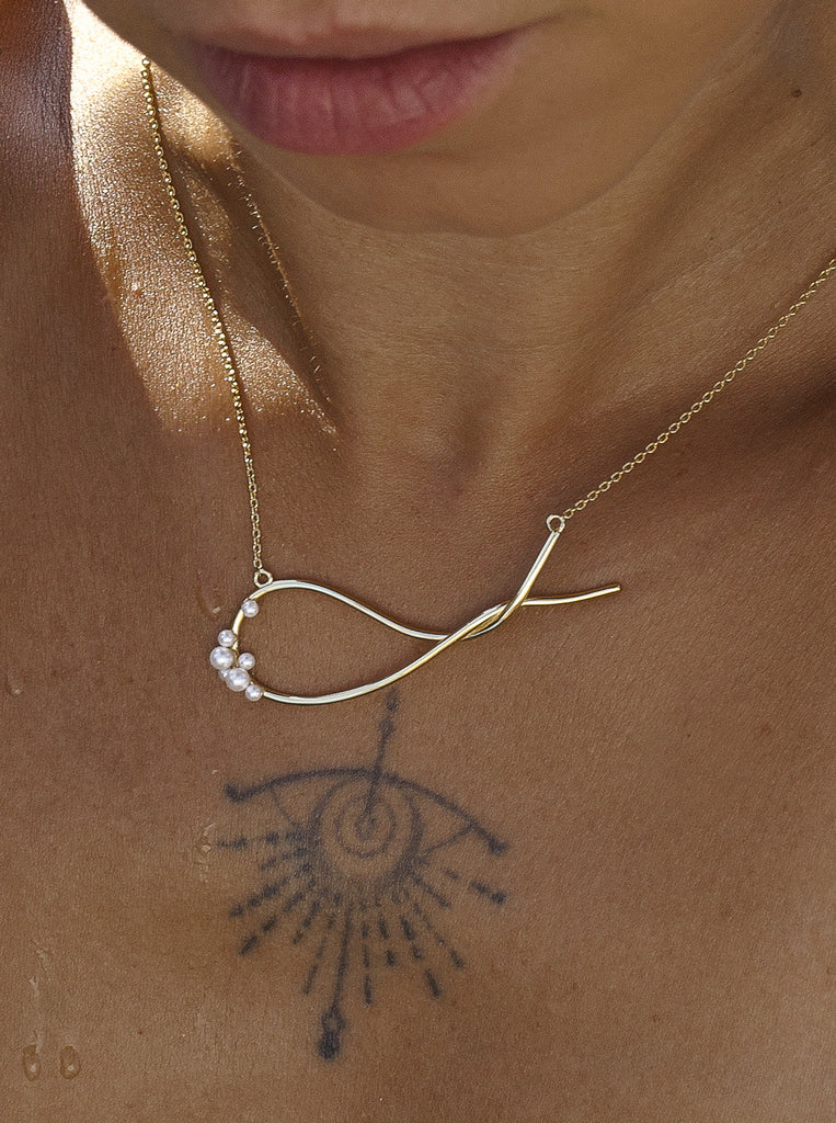 Collar original de plata bañado en oro diseño entrelazado con mini perlas