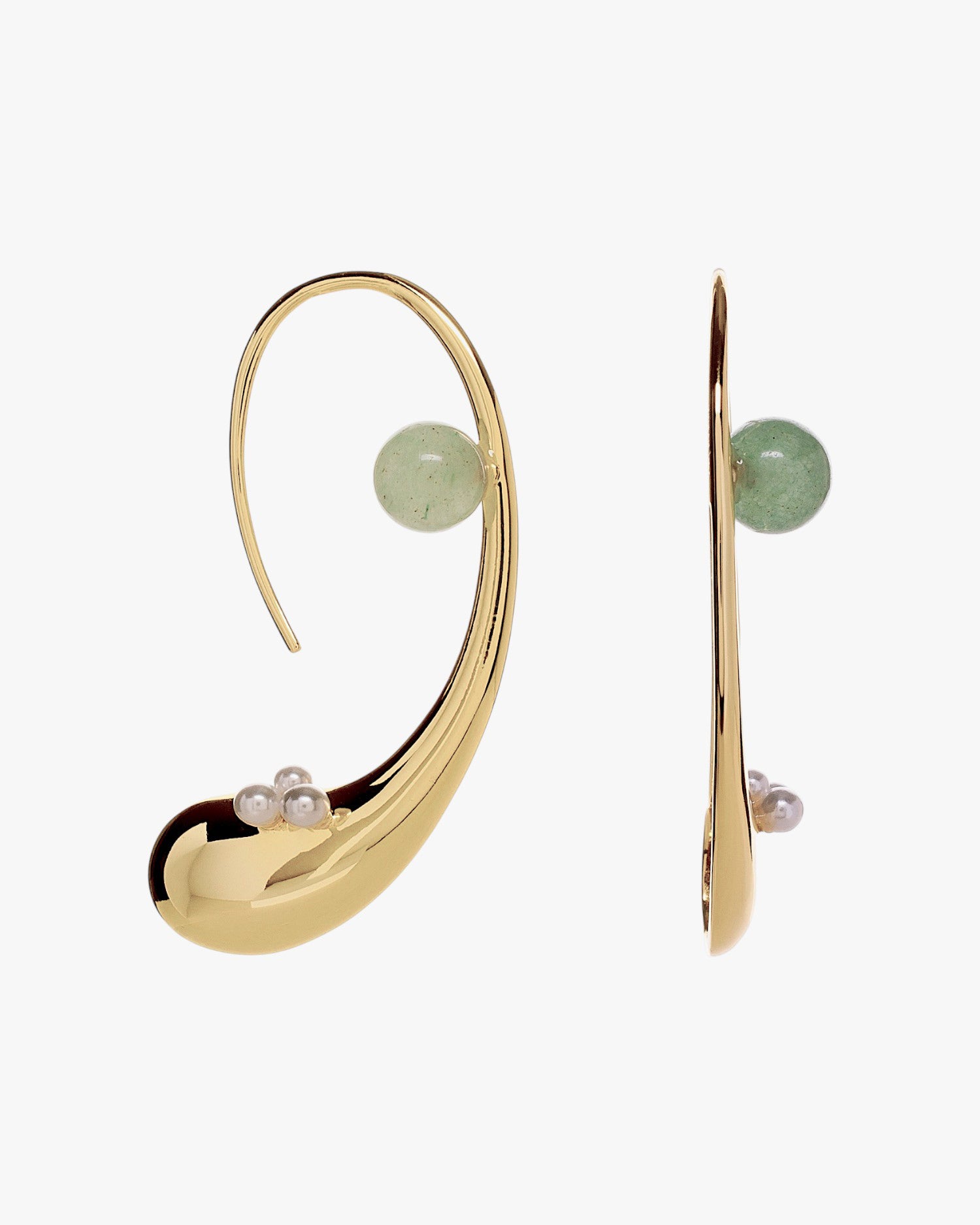 Pendientes curvos dorados con perlas y piedra verde