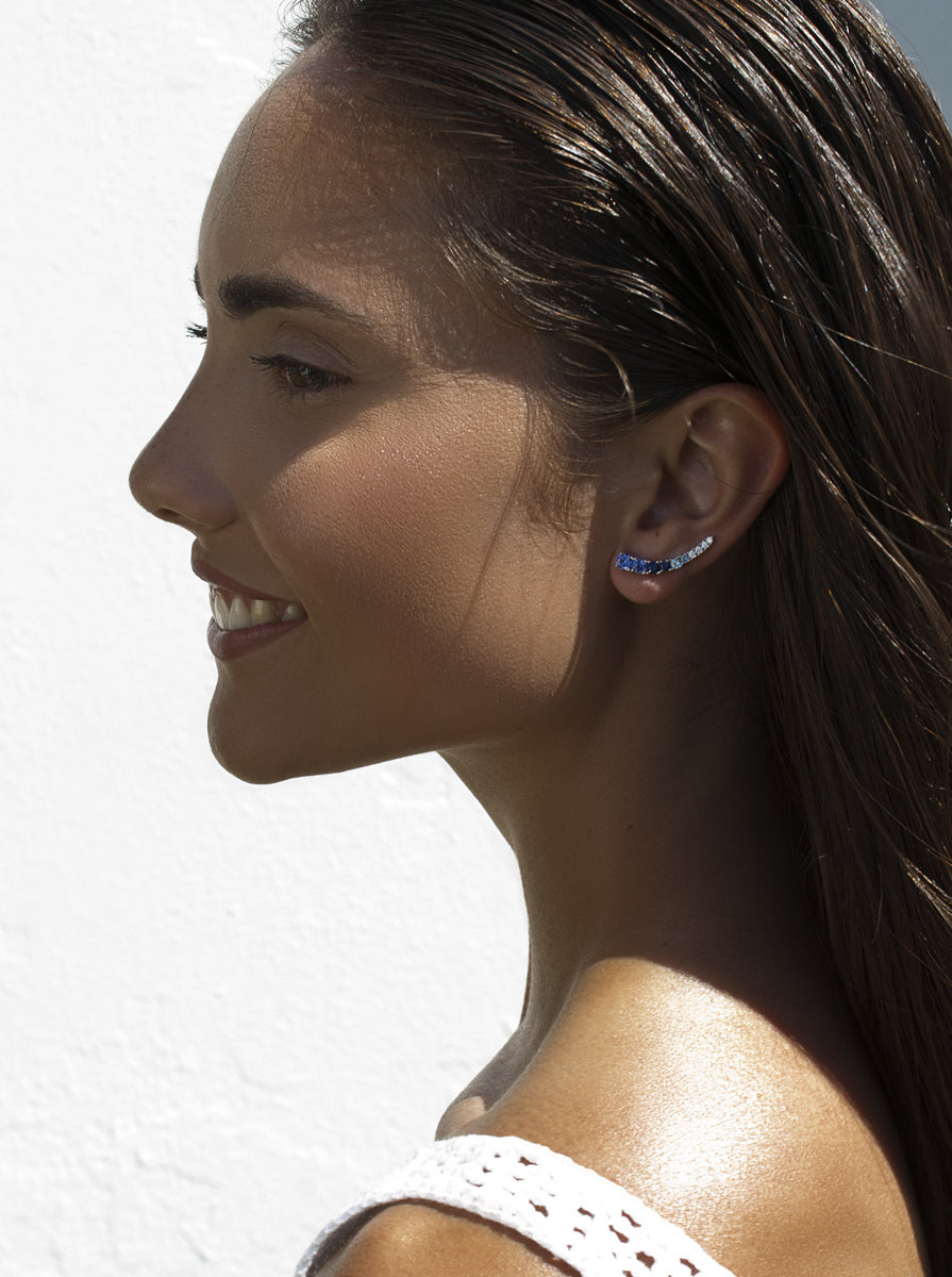 Pendientes trepadores de plata con circonitas azules degradadas