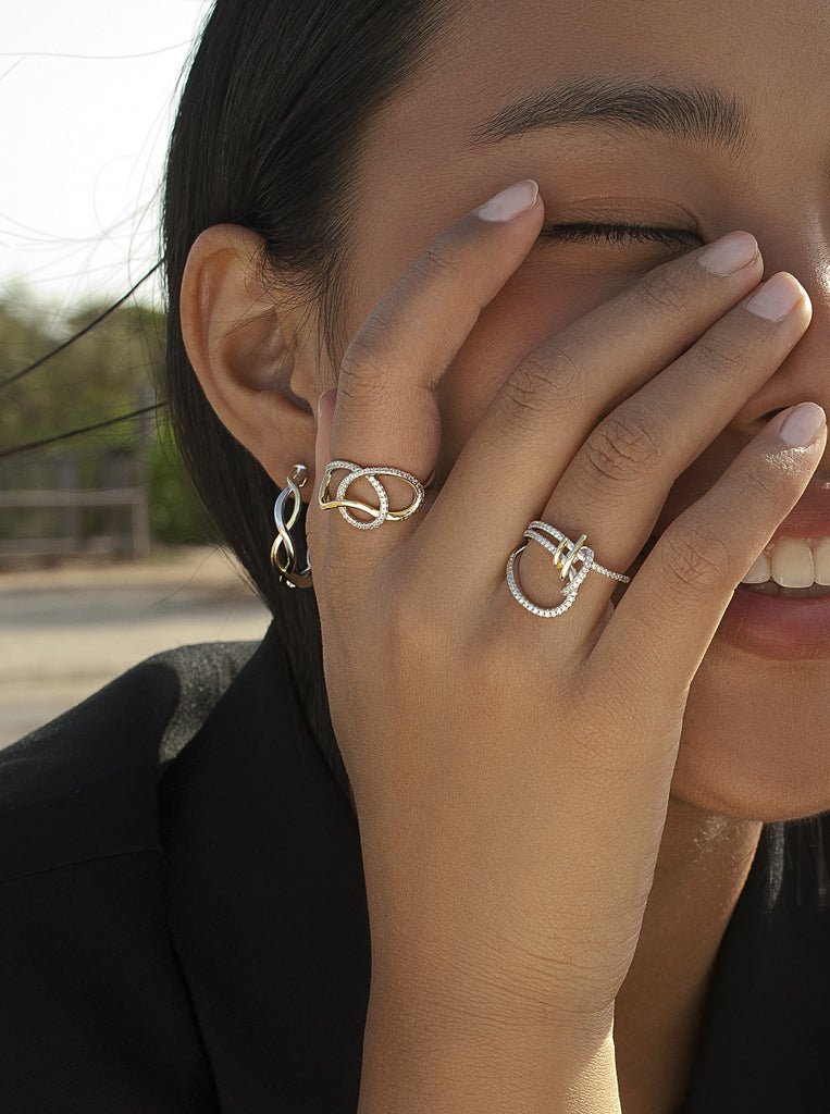 Anillo enlazado bicolor de plata con circonitas