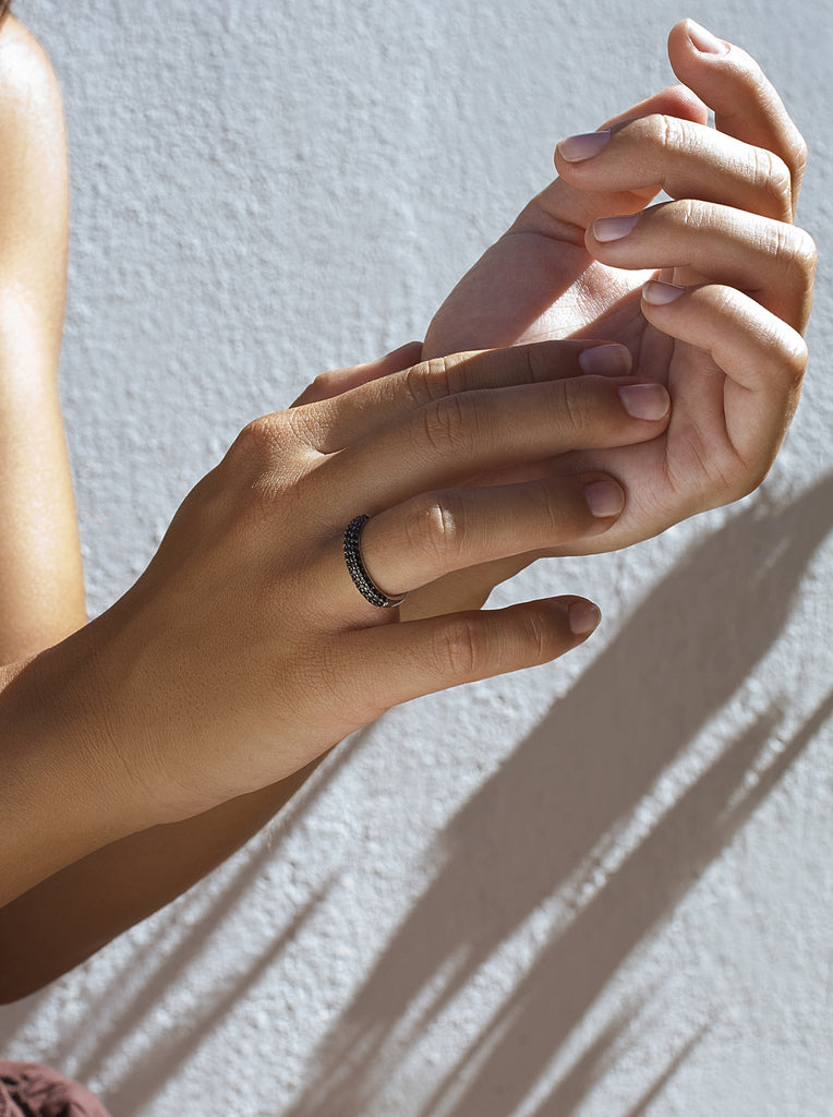 Anillo con circonita de plata con circonitas negras