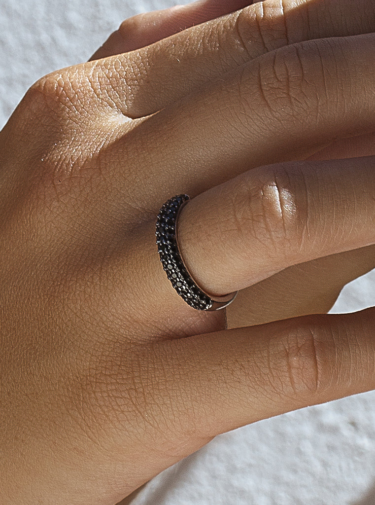Anillo con circonita de plata con circonitas negras