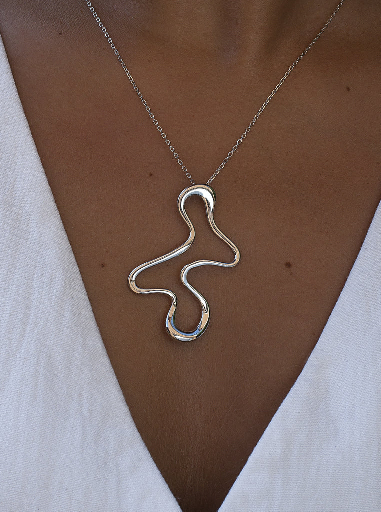 Collar original de plata diseño abstracto