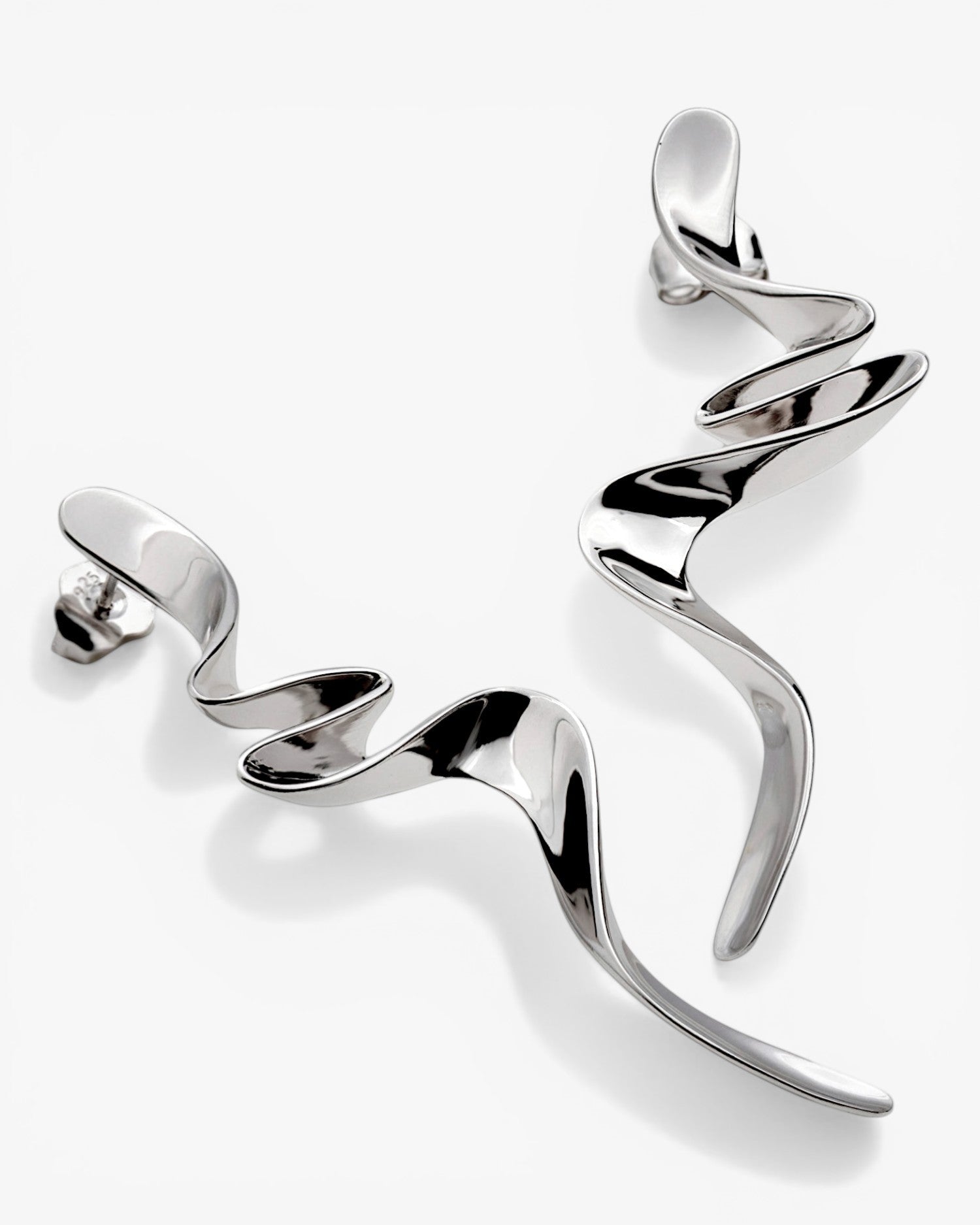 Pendientes originales de plata con diseño de tirabuzón.