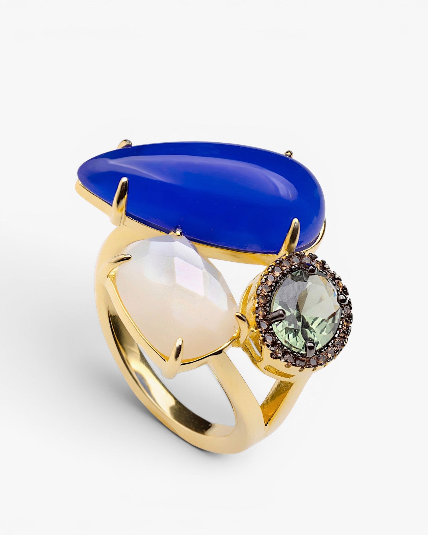 Anillo de plata dorado con piedra azul cabujón y detalle verde
