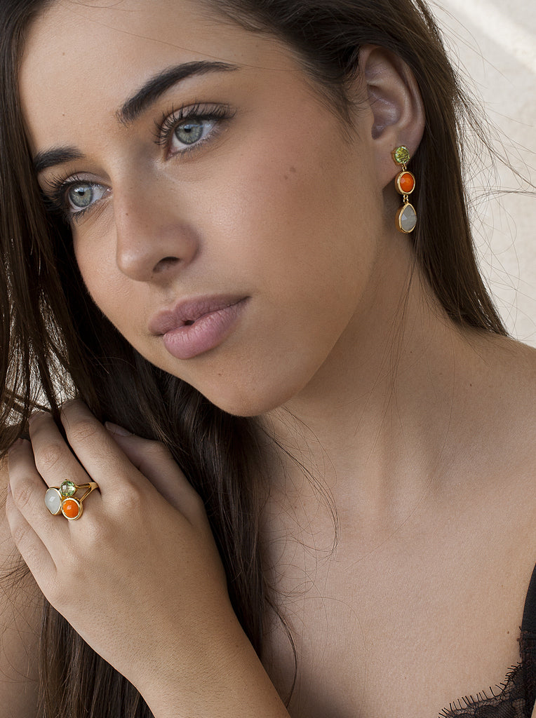 Pendientes largos de plata bañado en oro con piedras verde naranja y blanca
