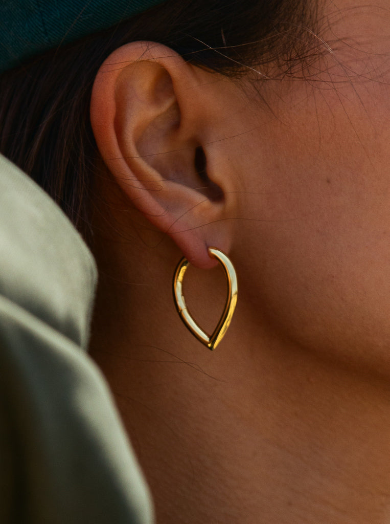 Gold-plated silver drop earrings with minimalist elegance