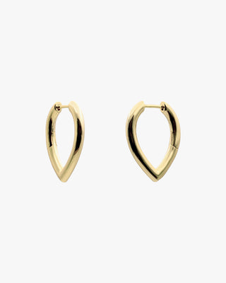 Pendientes pequeños en gota de plata bañada en oro brillo sutil y elegante