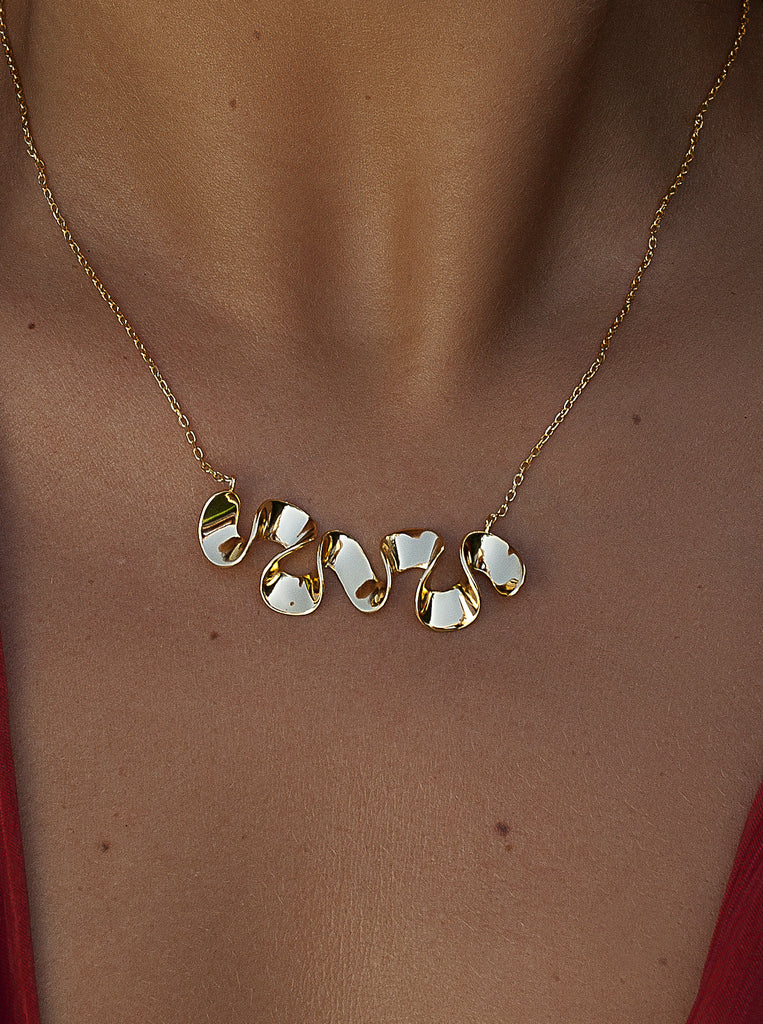 Collar de plata bañada en oro diseño espiral