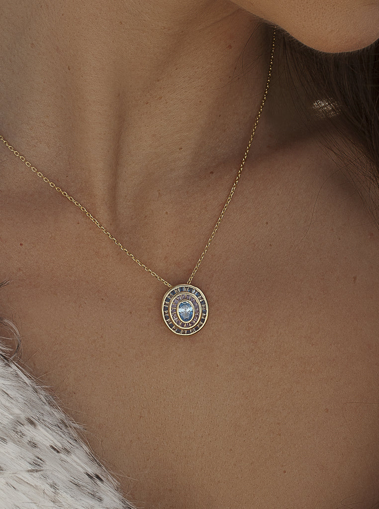 Collar colgante halo azul en plata bañada en oro con circonitas