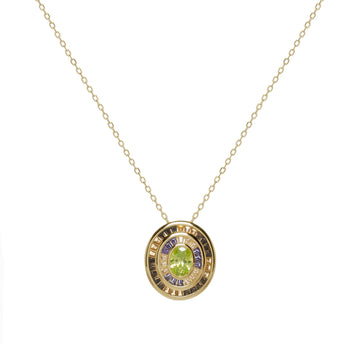 Collar con colgante halo circular y circonitas verdes con toques cálidos. plata bañada en oro para iluminar cualquier outfit.