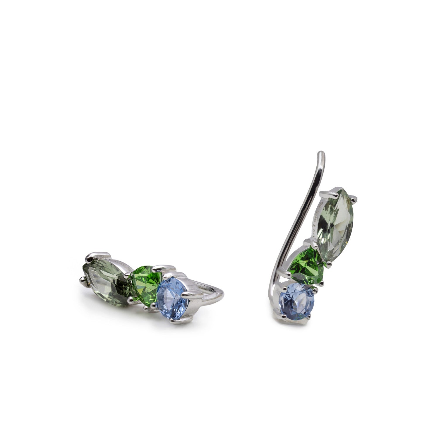 Pendientes trepadores de plata y piedras verdes
