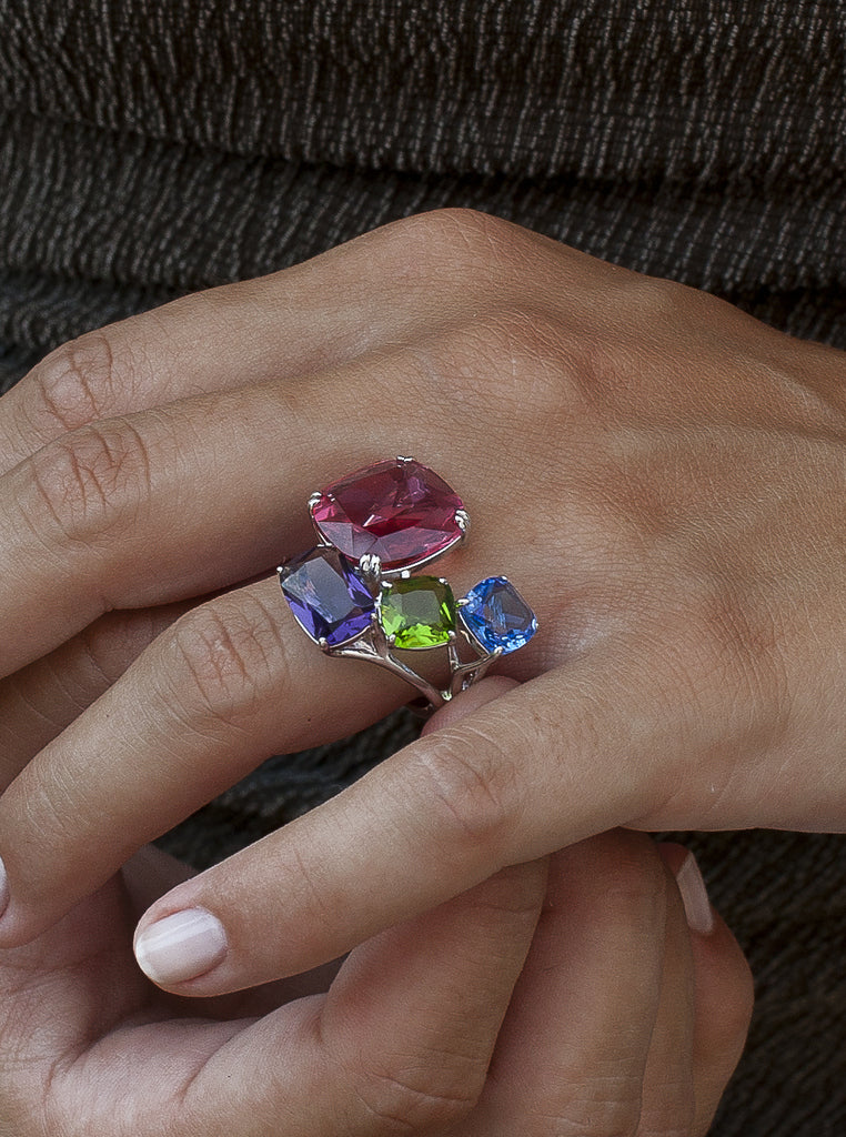 Anillo abierto de plata con piedras fucsia lila verde y turquesa