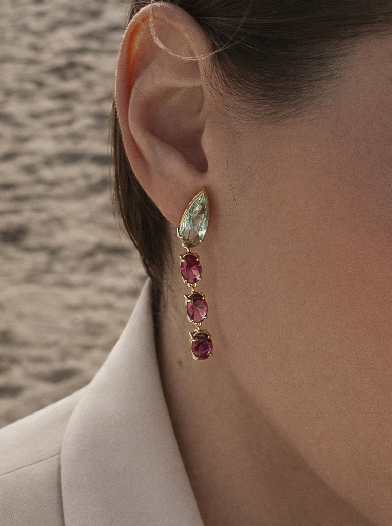 Pendientes largos de plata bañada en oro con piedras verdes y fucsias