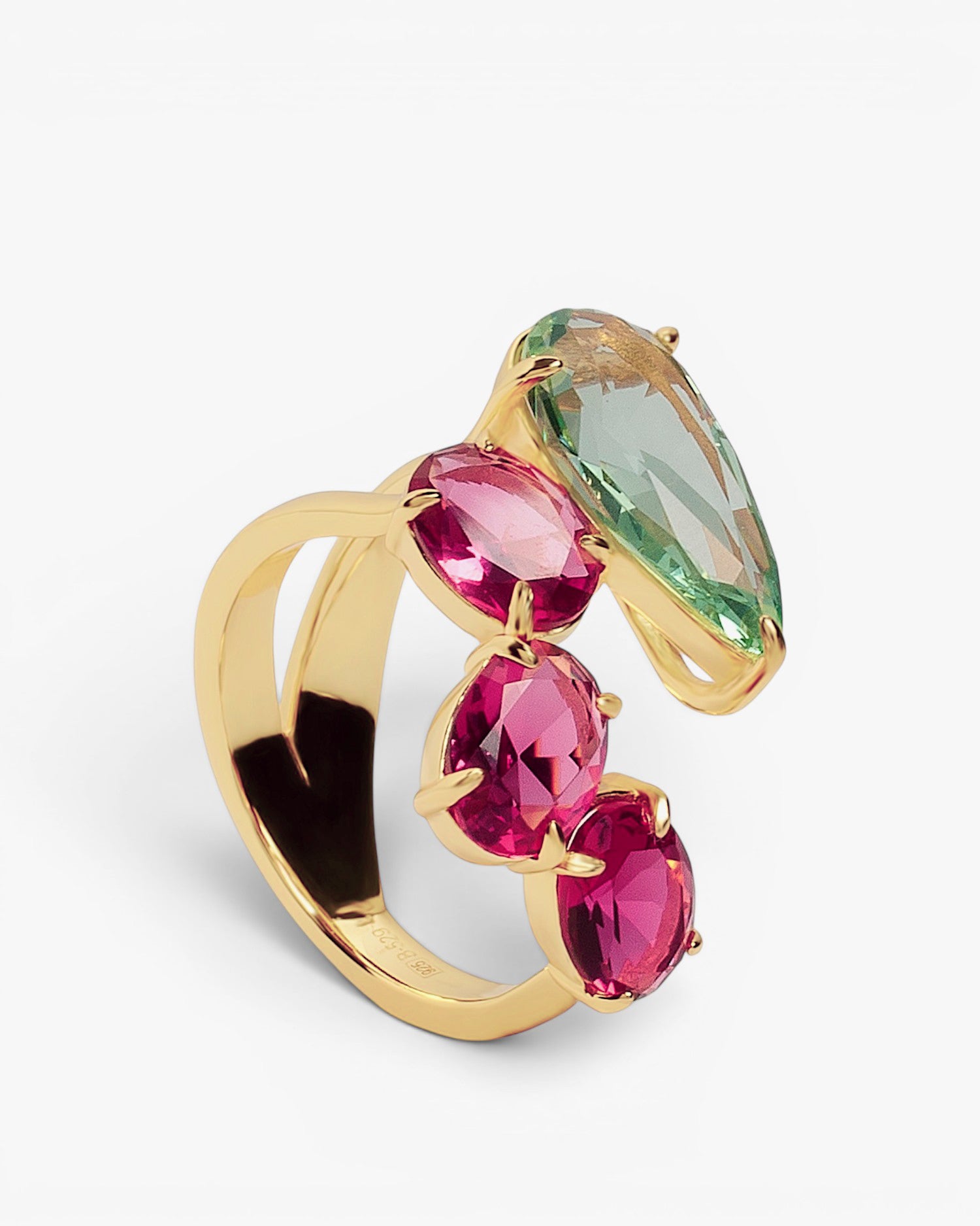Anillo de plata bañada en oro con piedras verdes y fucsias