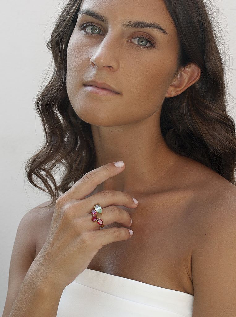 Anillo de plata bañada en oro con piedras verdes y fucsias