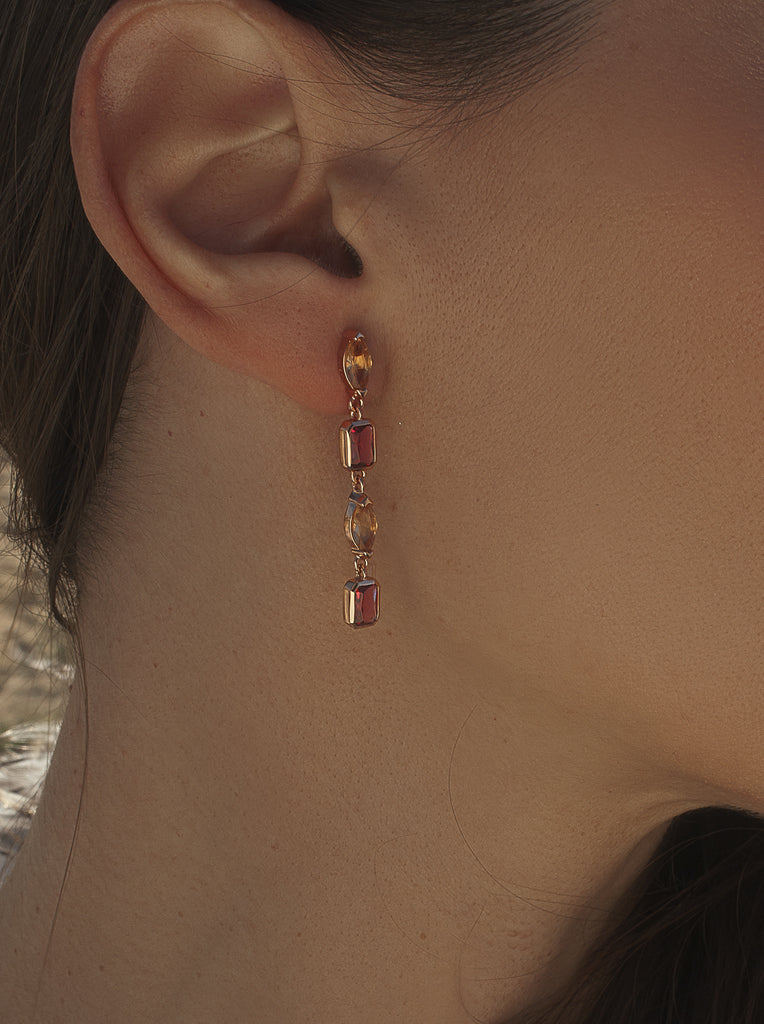 Pendientes largos de plata bañada en oro rosa con piedras rosa frambuesa y champán