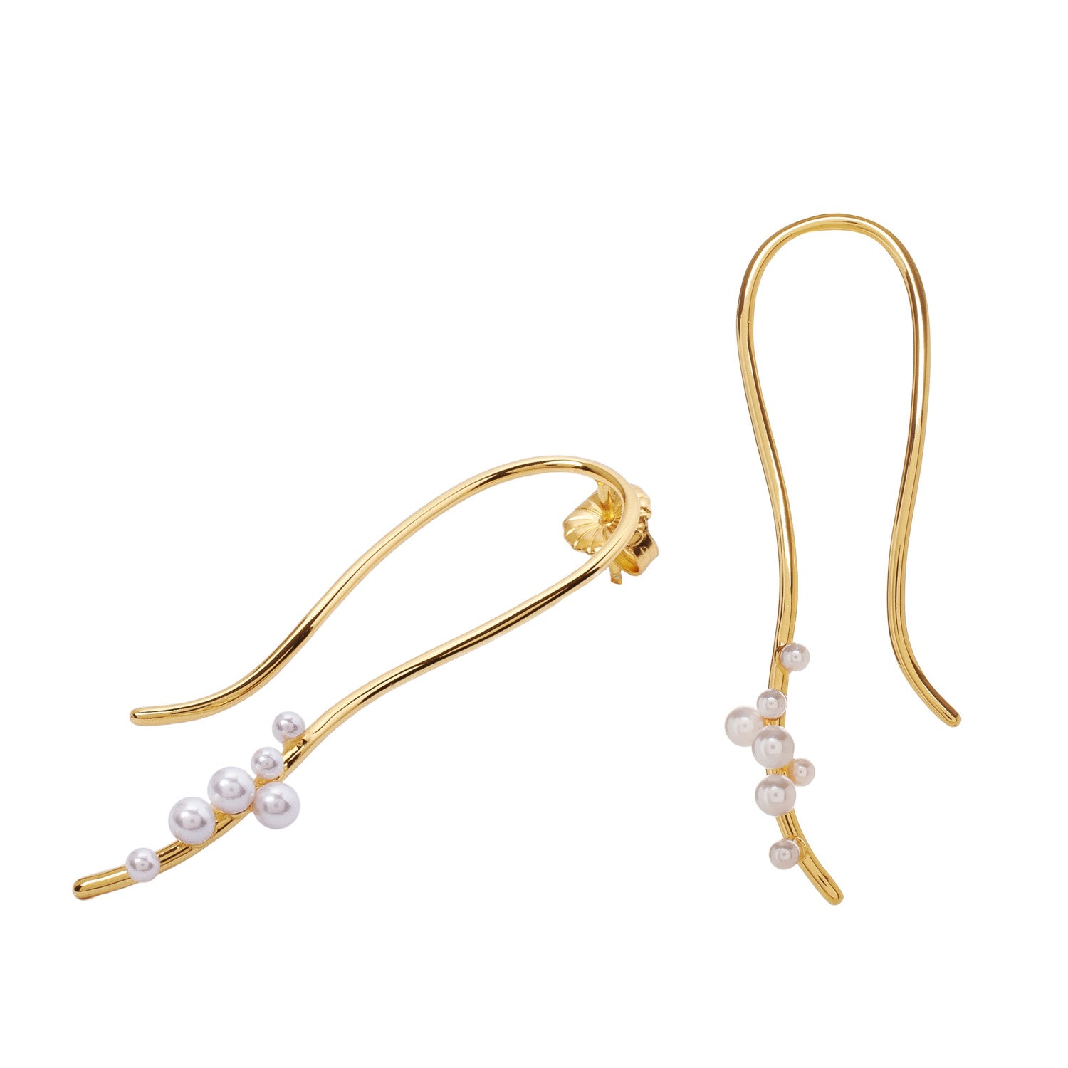 Pendientes de plata bañada en oro con perlas y diseño orgánico curvo