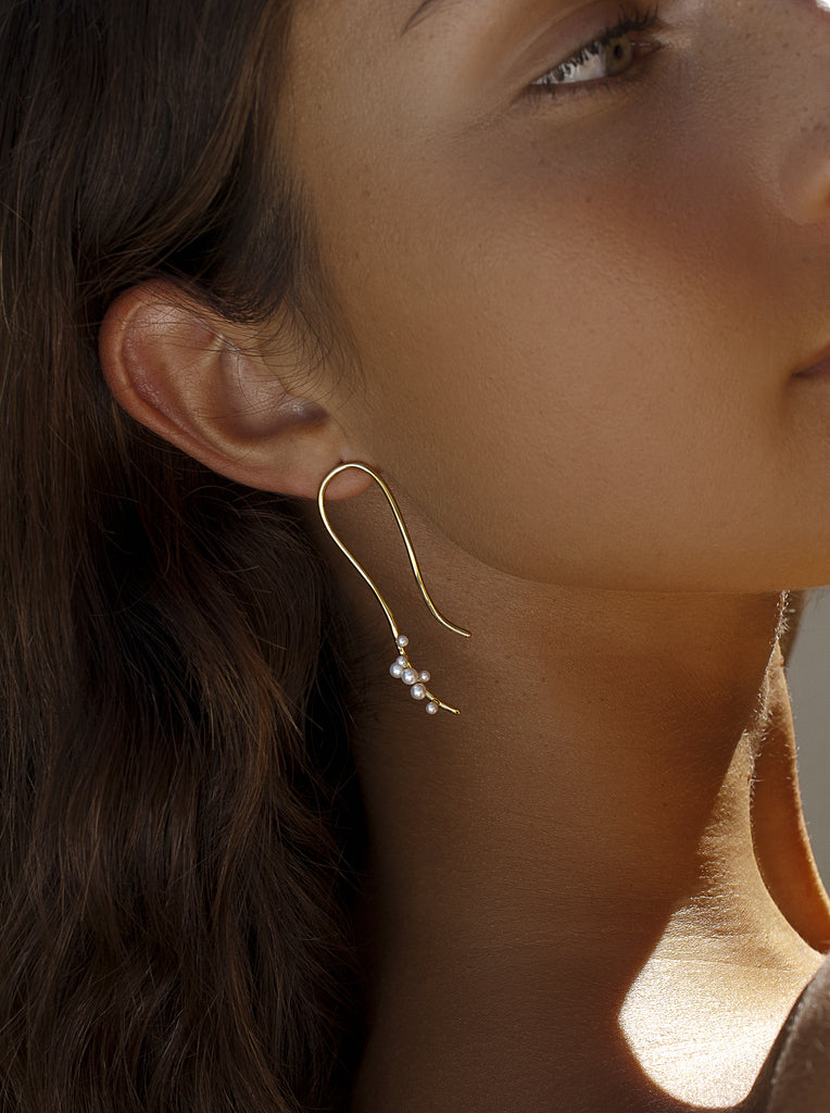 Pendientes de plata bañada en oro con perlas y diseño orgánico curvo