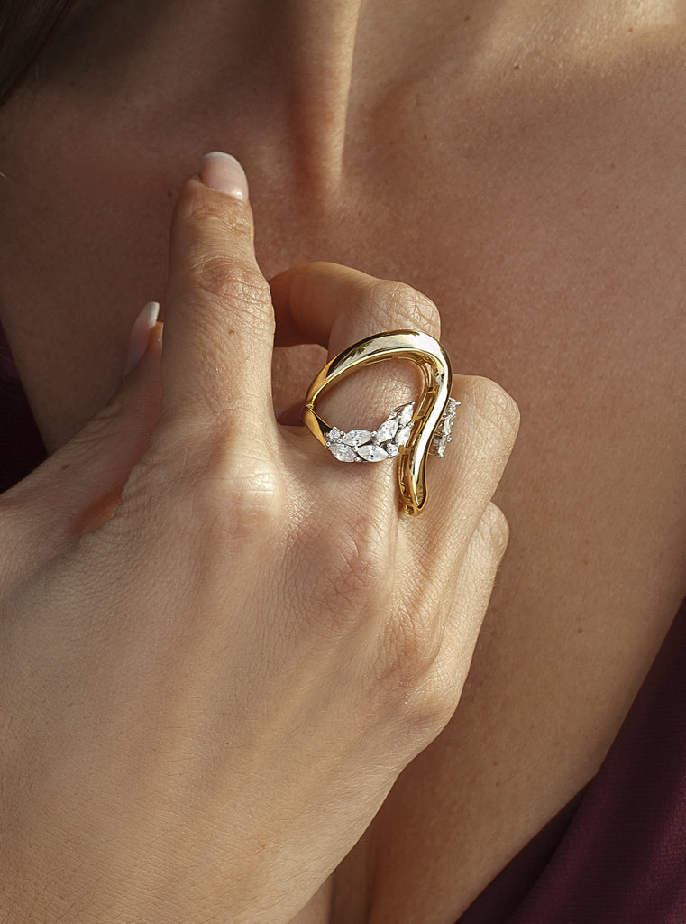Anillo de plata bañada en oro bicolor con circonitas – diseño orgánico