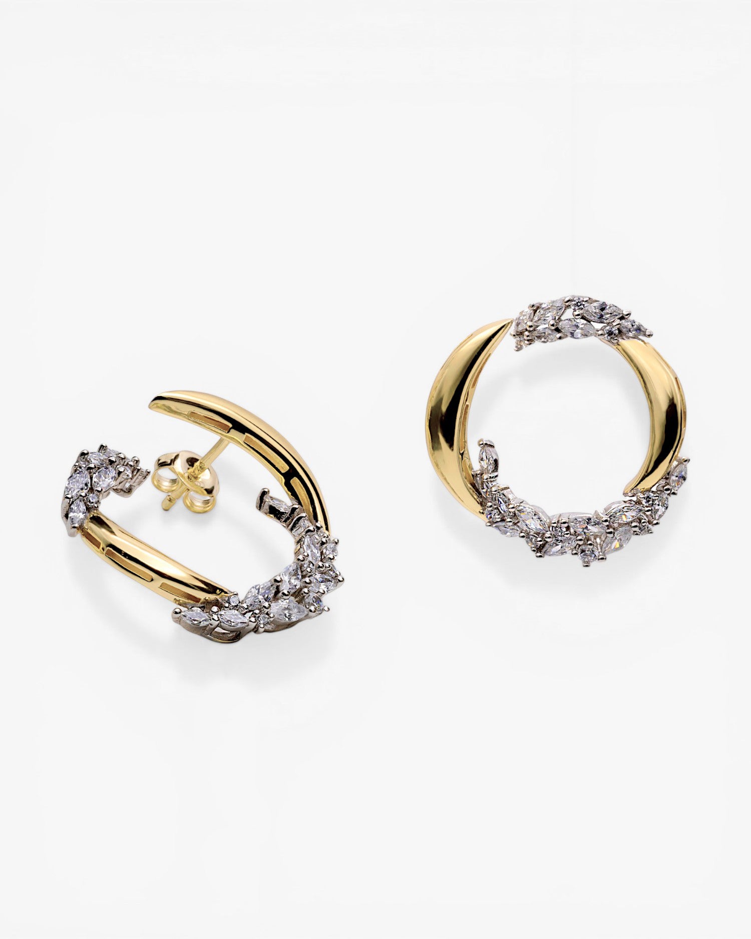 Pendientes de plata bañada en oro bicolor con circonitas – diseño envolvente