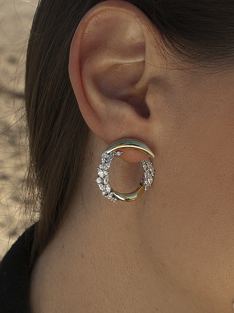 Pendientes de plata bañada en oro bicolor con circonitas – diseño envolvente