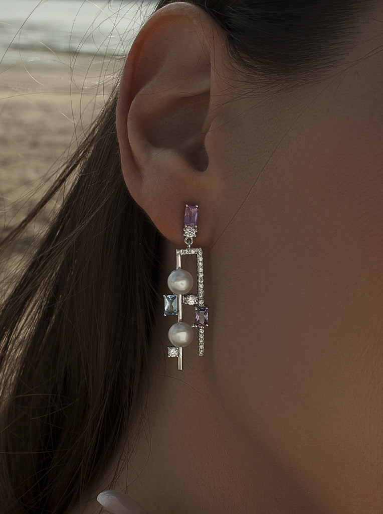 Pendientes largos de plata doble con perlas y piedras multicolor