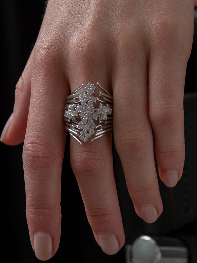 Anillo grande de diseño de plata con circonitas