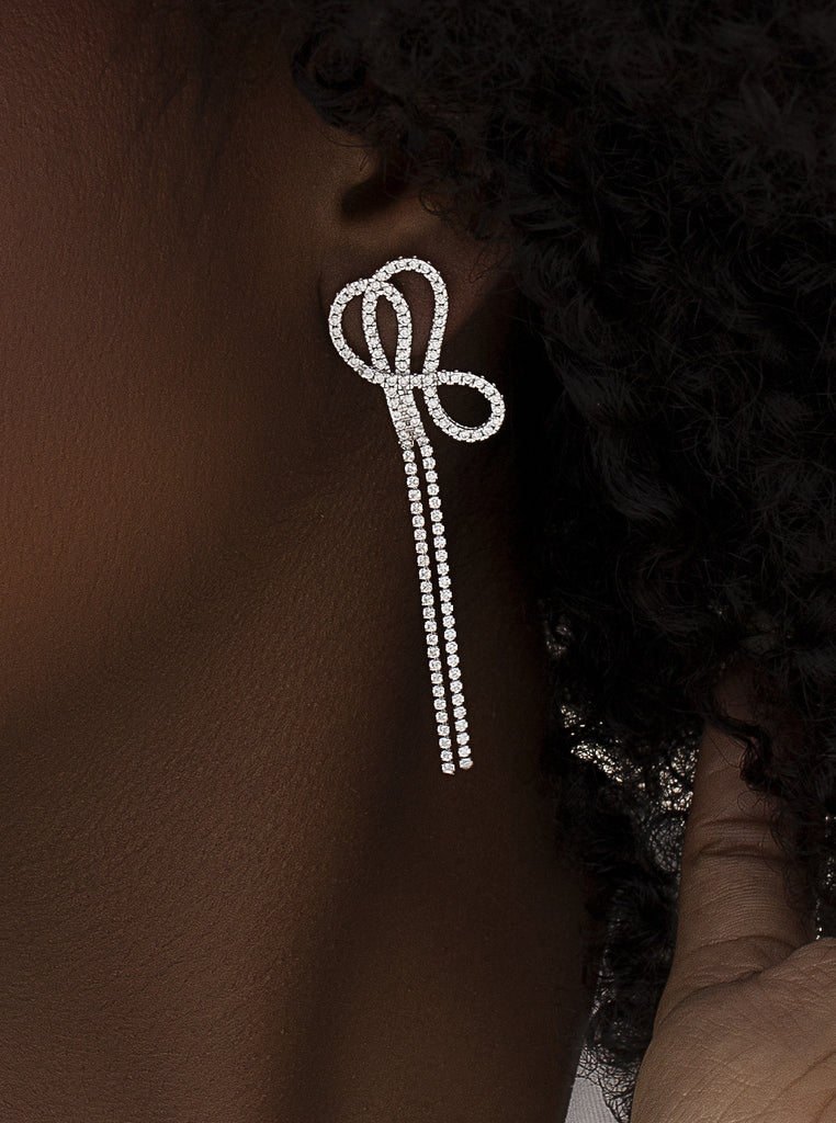 Pendiente largo lazo de plata con circonitas y flecos