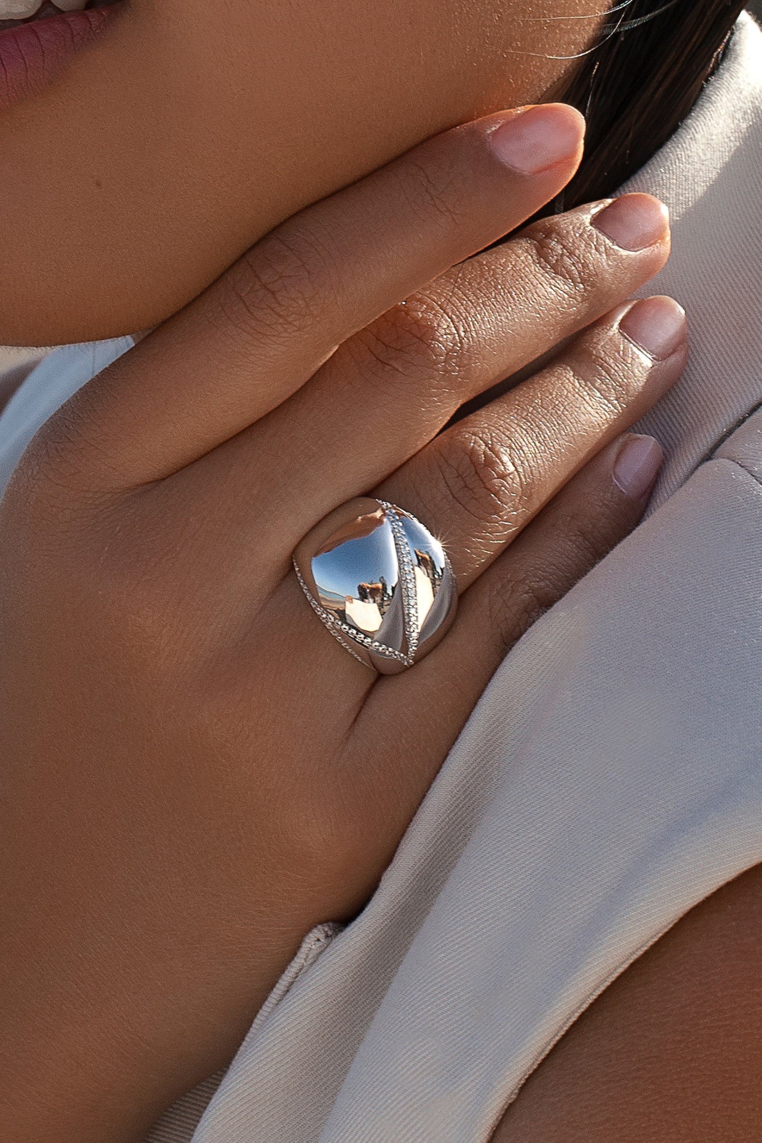 Anillo de plata estilo acolchado con circonitas y acabado pulido