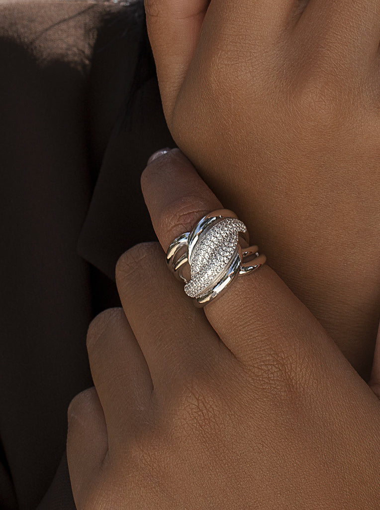 Anillo ancho cruzado de plata con circonitas