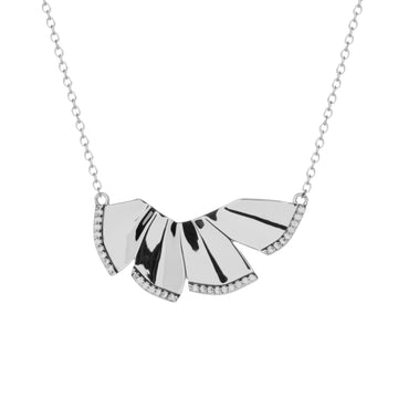 Collar de plata en forma de abanico y detalles de circonita